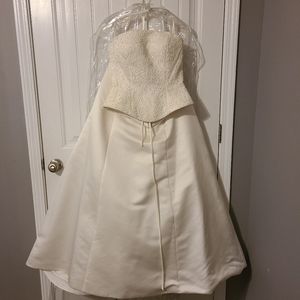 New - Never worn Size 8 Wedding dress